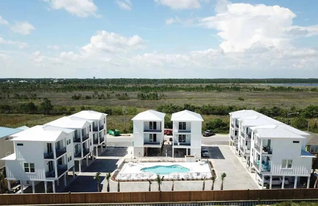 2 Bedroom Dog Friendly Cottage With Bunks, Sleeps 10, Heated Outdoor Pool, Walk To Beach