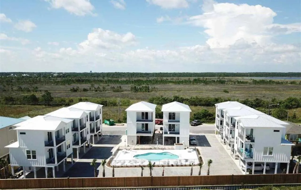 2 Bedroom Dog Friendly With Bunks, Sleeps 10, Heated Outdoor Pool, Walk To
