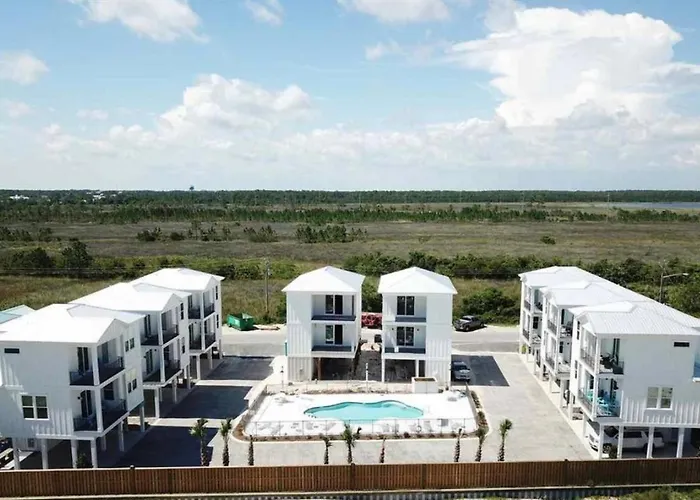 2 Bedroom Dog Friendly With Bunks, Sleeps 10, Heated Outdoor Pool, Walk To