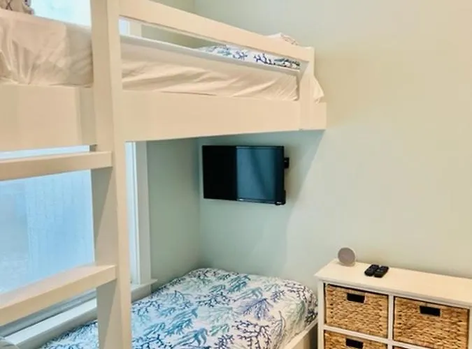 2 Bedroom Dog Friendly With Bunks, Sleeps 10, Heated Outdoor Pool, Walk To Holiday home *
